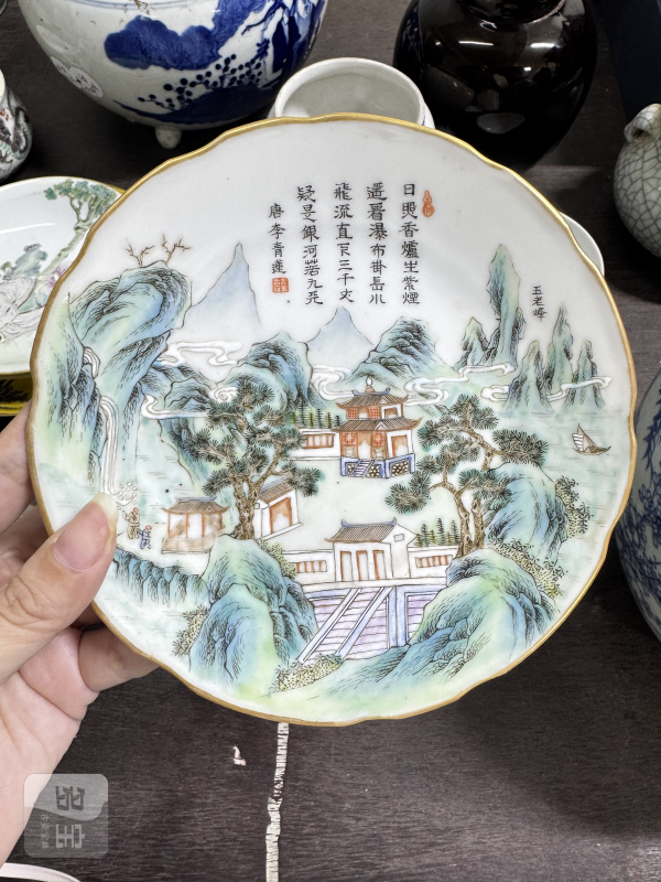 清 粉彩“西山叠翠”山水诗文花口盘 - 图3